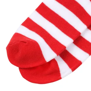 Vue macro détaillée de chaussettes hautes rayées rouge et blanc montrant la texture