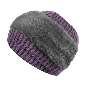 Detalle de cinta para el pelo de punto morado con forro de piel sintética gris gruesa