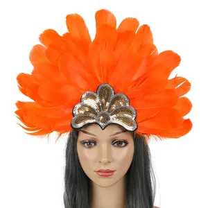 Levendige oranje veren carnavals hoofdtoon met gouden pailletten details op een mannequin