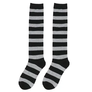 Paire de chaussettes hautes à rayures horizontales noires et grises pour cosplay et sport