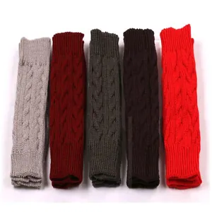 Kabelgebreide armwarmers in vijf kleuren: grijs, bordeaux, antraciet, bruin en rood.