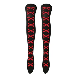 Detalle de calcetines altos negros con patrones de cruz en forma de hueso rojo.