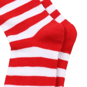 Vue macro montrant la texture détaillée d'un talon de chaussette montante rayée rouge et blanc