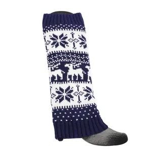 Dettaglio degli scaldamuscoli blu scuro a maglia con renne natalizie e fiocchi di neve.