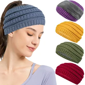 Varios colores de cintas de punto con forro polar para invierno mostradas con una modelo.