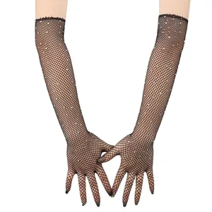 Dettaglio di guanti lunghi a rete neri con accenti di strass scintillanti