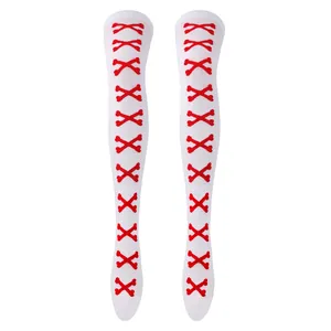 Detalle de calcetines altos blancos con patrón de huesos rojos para fiestas de Halloween.