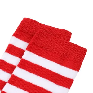 Gros plan sur les revers de chaussettes hautes à rayures rouges et blanches.