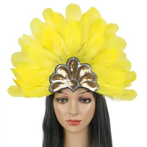 Detail van een levendig gele carnaval veer hoofdband met gouden lovertjes versiering