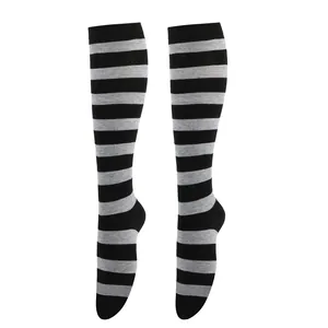Vue détaillée du motif à rayures horizontales noires et grises sur les chaussettes