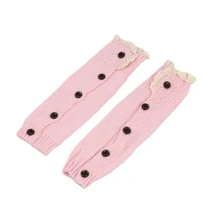 Calentadores de punto rosa con ribete de encaje y cinco botones negros para niños