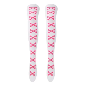 Detalle de calcetines blancos por encima de la rodilla con estampado de huesos rosas