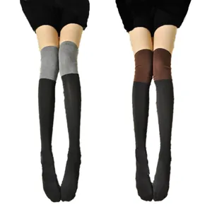 Chaussettes hautes tricotées en coton bicolores pour femmes en gris et marron