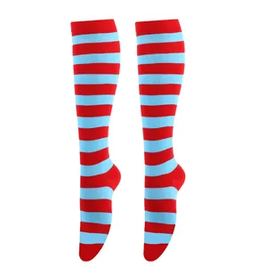 Vue détaillée des chaussettes montantes rayées rouges et bleu clair pour femmes