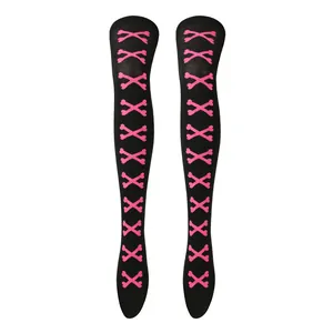 Primer plano de calcetines altos negros con patrón de huesos rosa