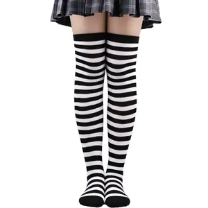Gros plan sur les chaussettes hautes rayées noires et blanches idéales pour les fêtes