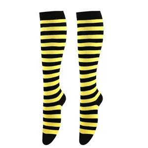 Vue détaillée de chaussettes hautes rayées jaune et noir pour COSPLAY et sport.