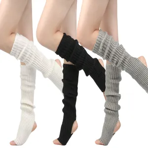 Vue détaillée des jambières de yoga tricotées de 50 cm disponibles en blanc, noir et gris.