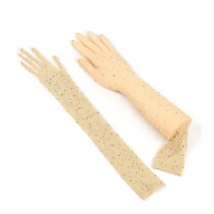 Vista dettagliata di guanti lunghi a rete beige con decorazioni in strass brillanti.