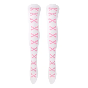Detalle de calcetines blancos sobre la rodilla con patrón de huesos rosas para cosplay.