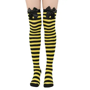 Primer plano de calcetines altos a rayas amarillas y negras con lazos decorativos.