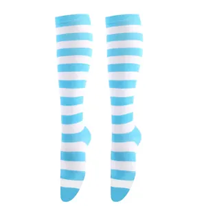 Détail montrant les rayures horizontales bleu clair et blanc sur les chaussettes hautes.