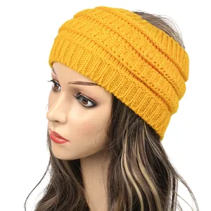 Primer plano detallado de diadema de punto amarillo mostaza para mujer en invierno