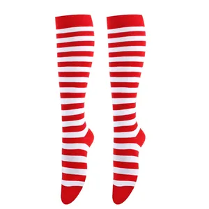 Vue détaillée des chaussettes hautes rayées rouges et blanches pour femmes