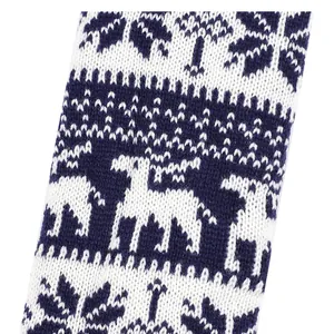 Vista dettagliata degli scaldamuscoli natalizi in maglia con motivi di renne blu navy.