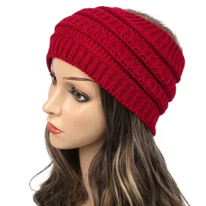 Vista detallada de una diadema de invierno gruesa de punto de ochos roja para mujer, orejera