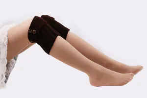 Detailansicht brauner Strickstulpen mit Vintage-Knöpfen und feiner Rippenstruktur