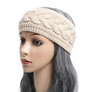 Detalle de primer plano de una diadema de punto de invierno beige en una cabeza de maniquí