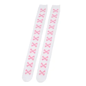 Detalle de calcetines altos blancos con patrón de huesos cruzados rosas estilo Lolita