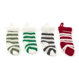 Vier gestreifte gestrickte Mini-Weihnachtssocken mit Aufhängeösen für festliche Dekoration