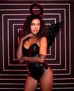 Dettaglio di guanti sexy a rete neri con strass, ideali per discoteche e costumi cosplay festivi.