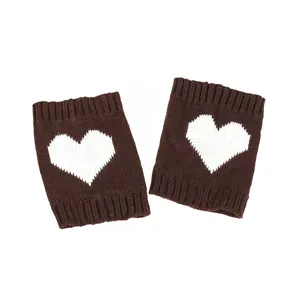Bruine gebreide beenwarmers met wit hartjespatroon en geribbelde randen voor de winter