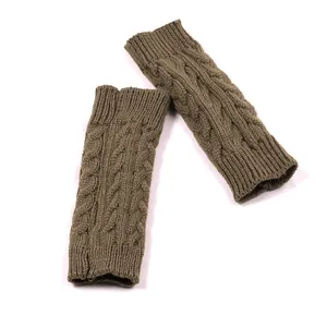 Gedetailleerd overzicht van bruine kabelgebreide vingerloze armwarmers met handige duimgaten