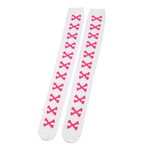 Calcetines blancos por encima de la rodilla con un patrón decorativo de huesos rosas
