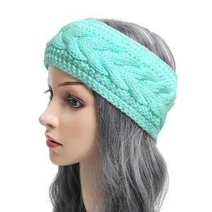 Primer plano de una diadema de punto de trenzas verde menta en un maniquí para invierno