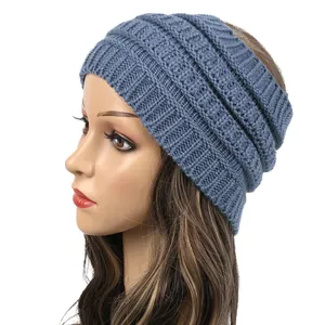 Diadema de punto azul para coleta para el invierno mostrada en una cabeza de maniquí.