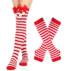 Weihnachts-Set: rot-weiß gestreifte Overknee-Socken und passende Armstulpen