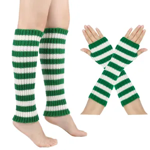 Grün-weiß gestreifte Strick-Beinstulpen und fingerlose Handschuhe im Set für den Winter
