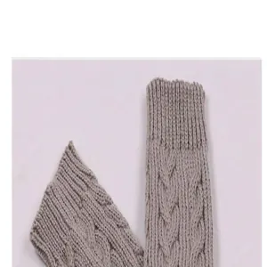 Detailopname van de grijze kabelgebreide textuur van deze vingerloze winterhandschoenen