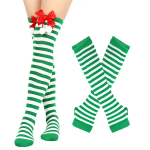 Weihnachtsset mit grün-weiß gestreiften Overknee-Socken und Armstulpen mit roten Schleifen.
