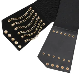 Detailansicht eines schwarzen breiten elastischen Gürtels mit goldenen Ketten und Nieten