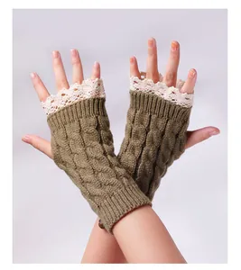 Vue détaillée de gants tricotés sans doigts avec bordure en dentelle blanche élégante