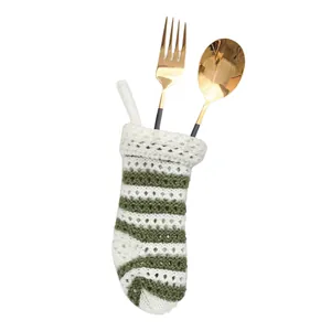 Nahaufnahme eines kleinen gestrickten Weihnachtssocken als Besteckhalter