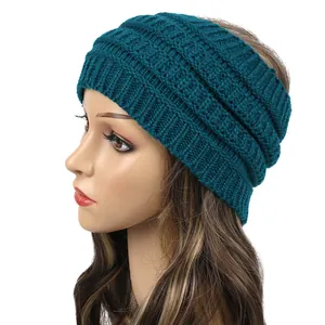 Detalle de una diadema de punto color verde azulado para mujer, ideal para el frío