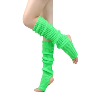 Détail des jambières tricotées vert néon de 50cm avec étrier pour ballet et yoga