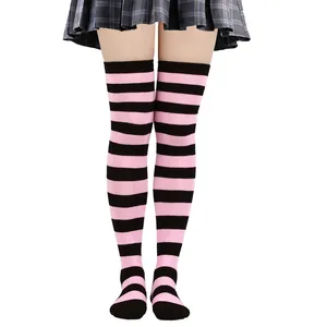 Vue détaillée des chaussettes hautes à rayures horizontales roses et noires de fête